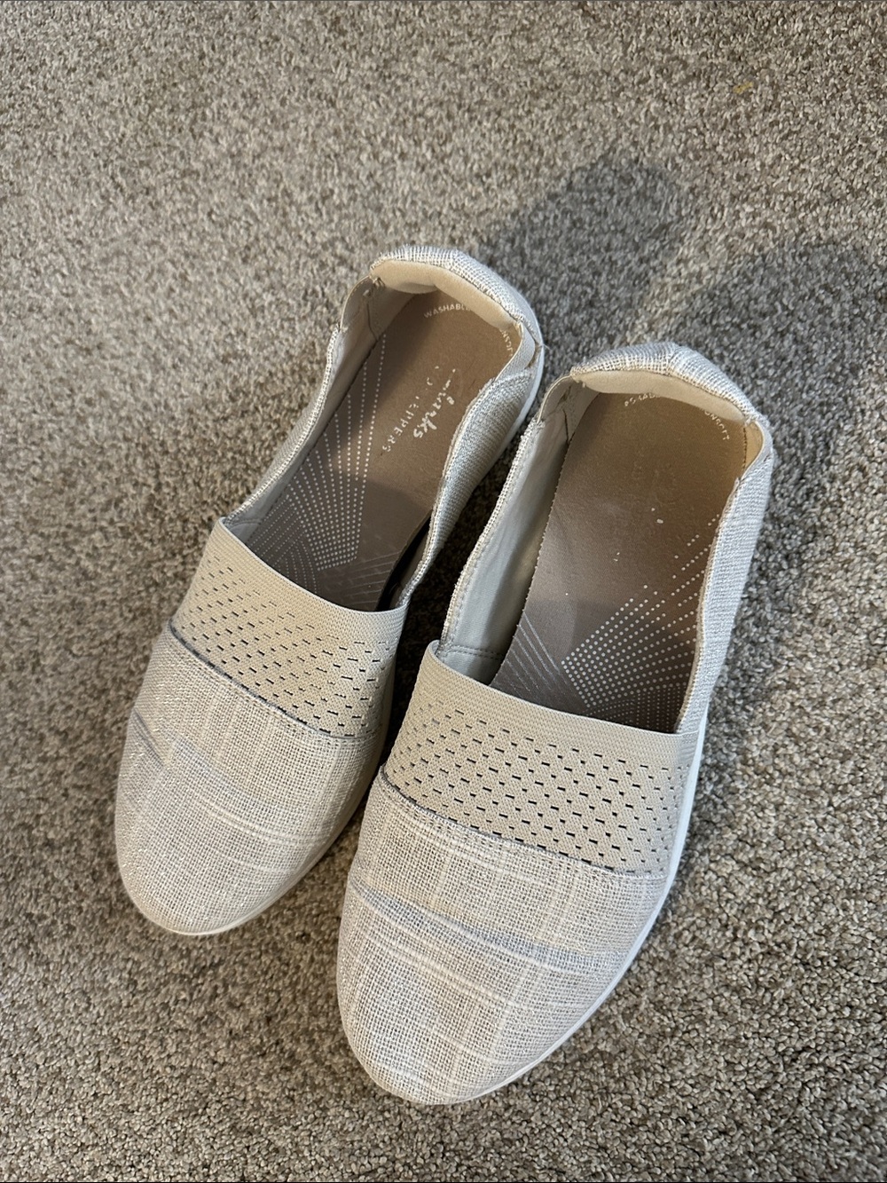 Clarks Women’s Slip-On Loafers in Light Beige size 8